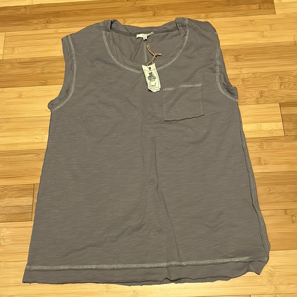 ⭐️ NWT Easel Tank